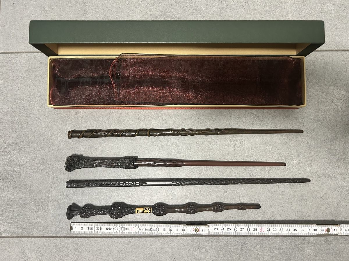 Giocattoli: 4 Harry Potter Zauberstäbe – Usato da Maroggia venduto da Leumas1979