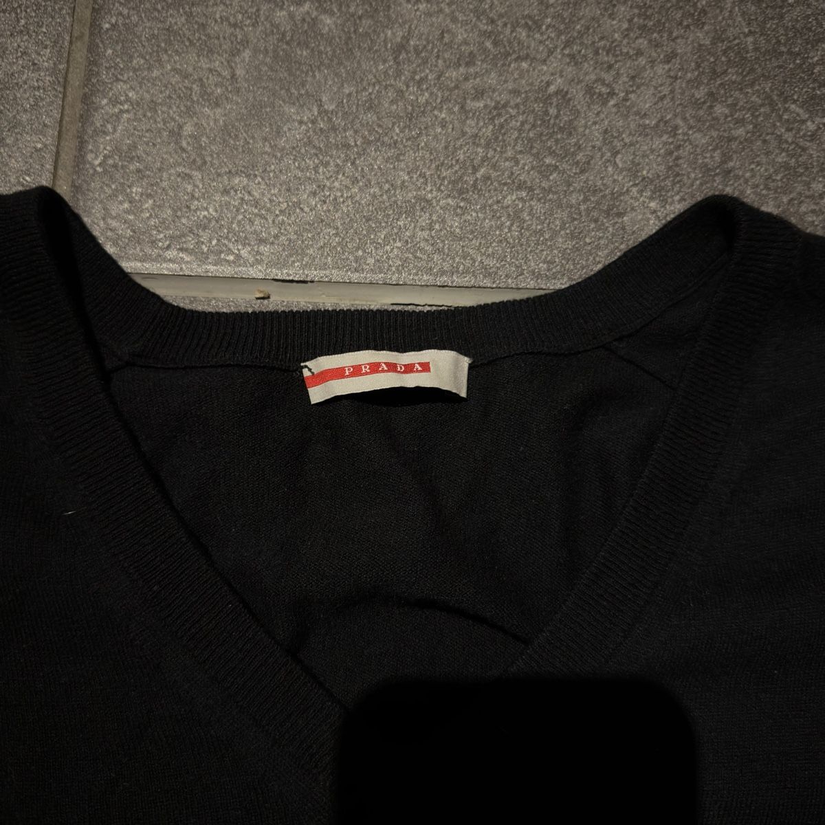 Prada Maglioni & Felpe: Prada V-Neck Pullover Schwarz – Baumwolle & Kaschmir – Usato da Embrach venduto da bernadiebernada 1