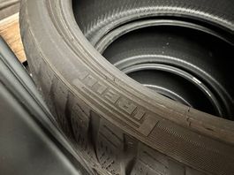 À vendre 4 pneus hiver 235/35R20 PIRELLI