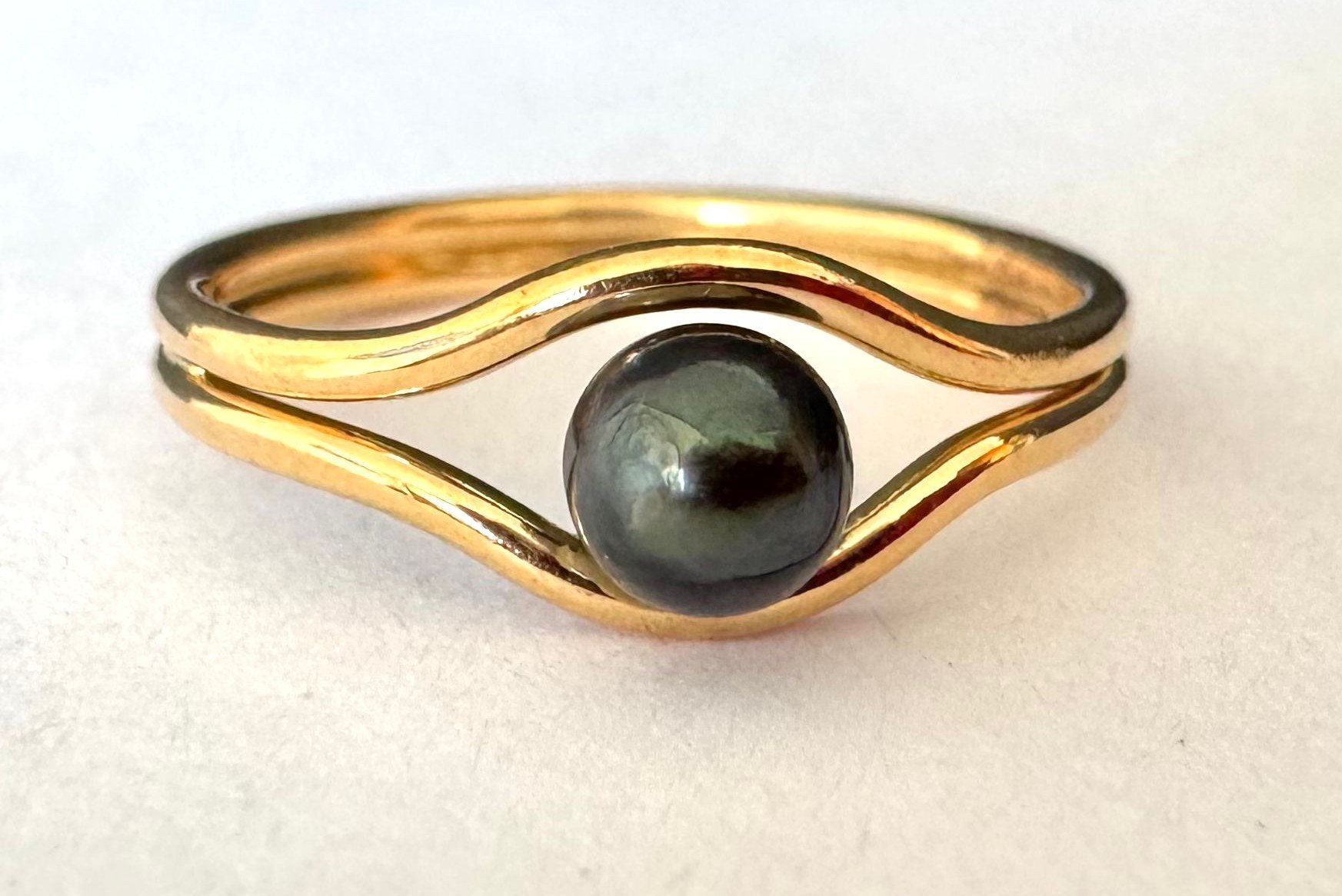 Ringe: Raffiniert gestalteter 750 Gelbgold Ring mit einer Perle – Gebraucht aus Ebikon von repatrick