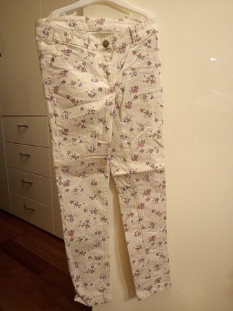 Sommerliche Mädchen Jeans mit Blumenmuster, Grösse 134