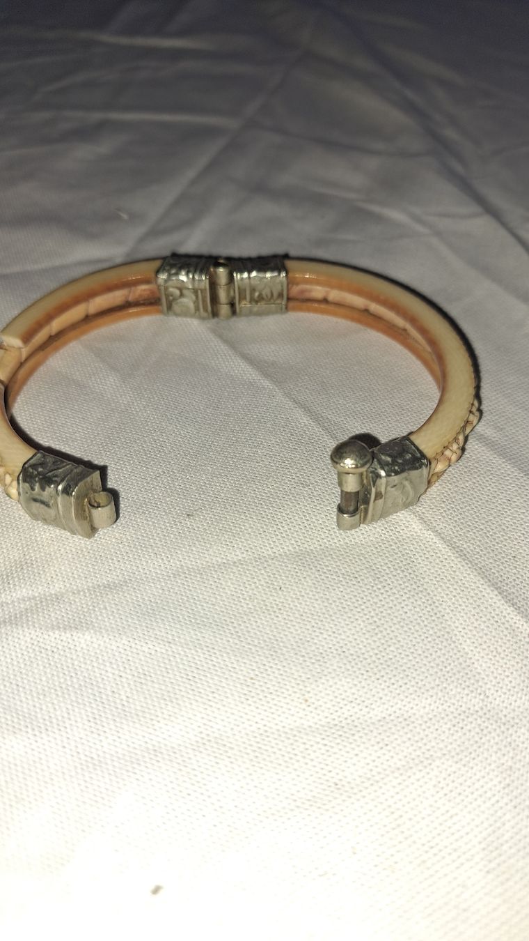 Bracciali & Braccialetti: Vintage Armreif evt.Bone  – Usato da Kölliken venduto da Upcycling-by-Mc-TAM