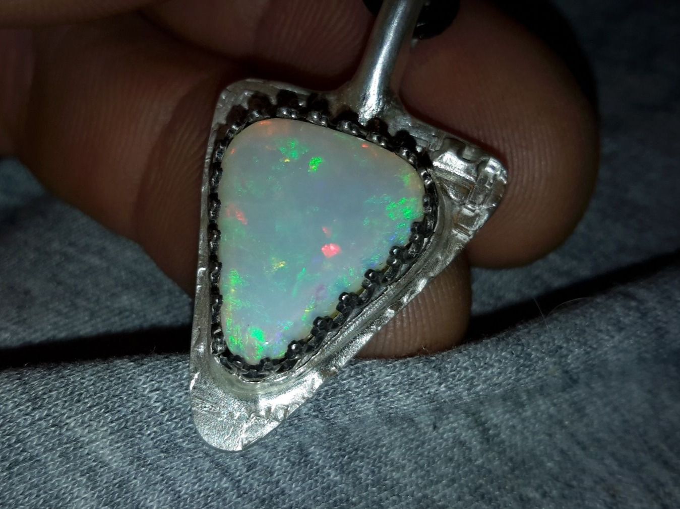 Ciondoli: Silberanhänger mit australischem Flashfire Kristall Opal – Nuovo e nell'imballaggio originale da Uerkheim venduto da Winwinner