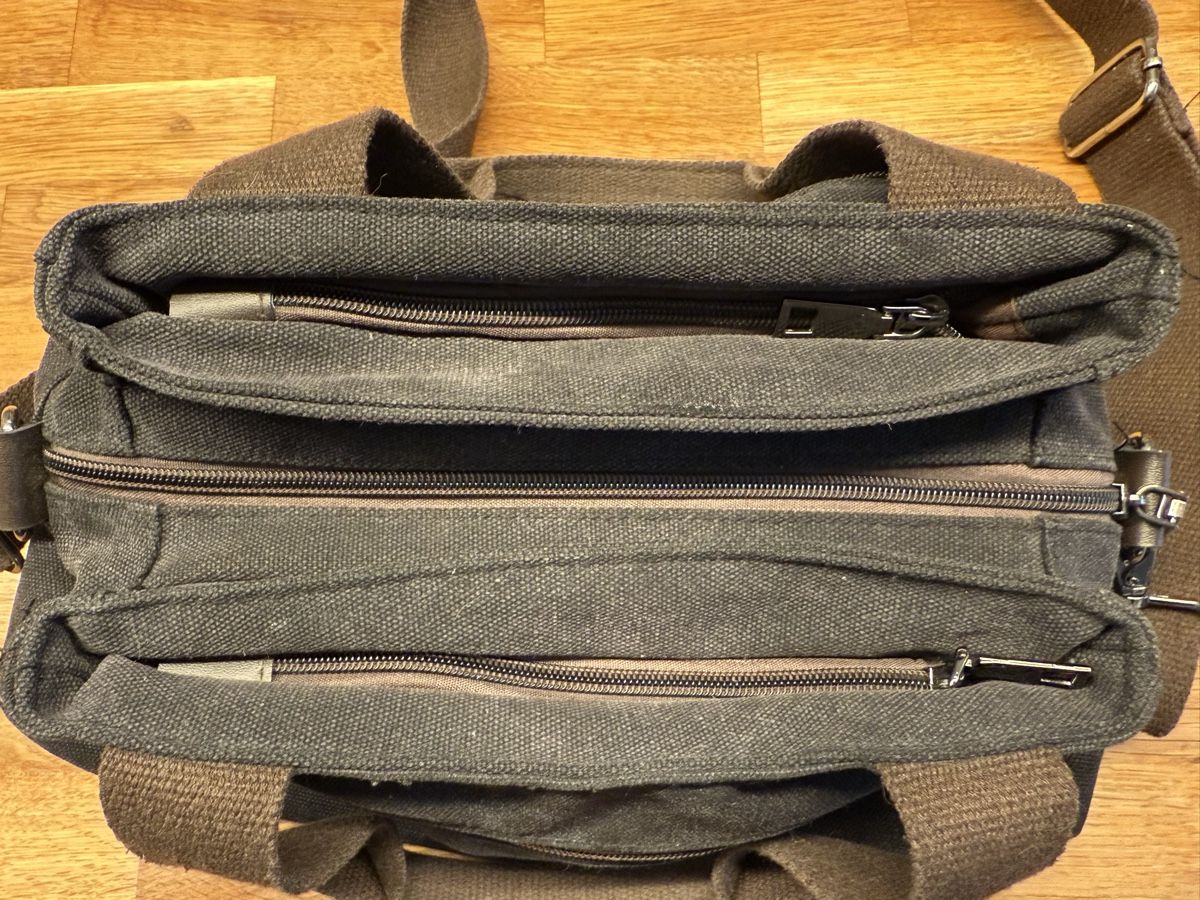 Taschen für Damen: Geräumige Umhängetasche, viele Fächer, braun – Gebraucht aus Dürnten von elload 2