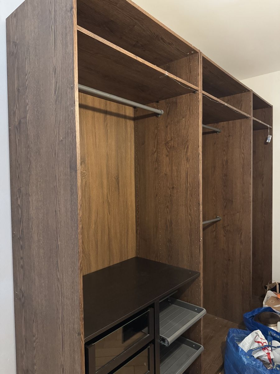 Ikea Armadi: Wardrobe system dark wood effect with shelves and rails – Usato da St. Gallen venduto da gia_jh2y