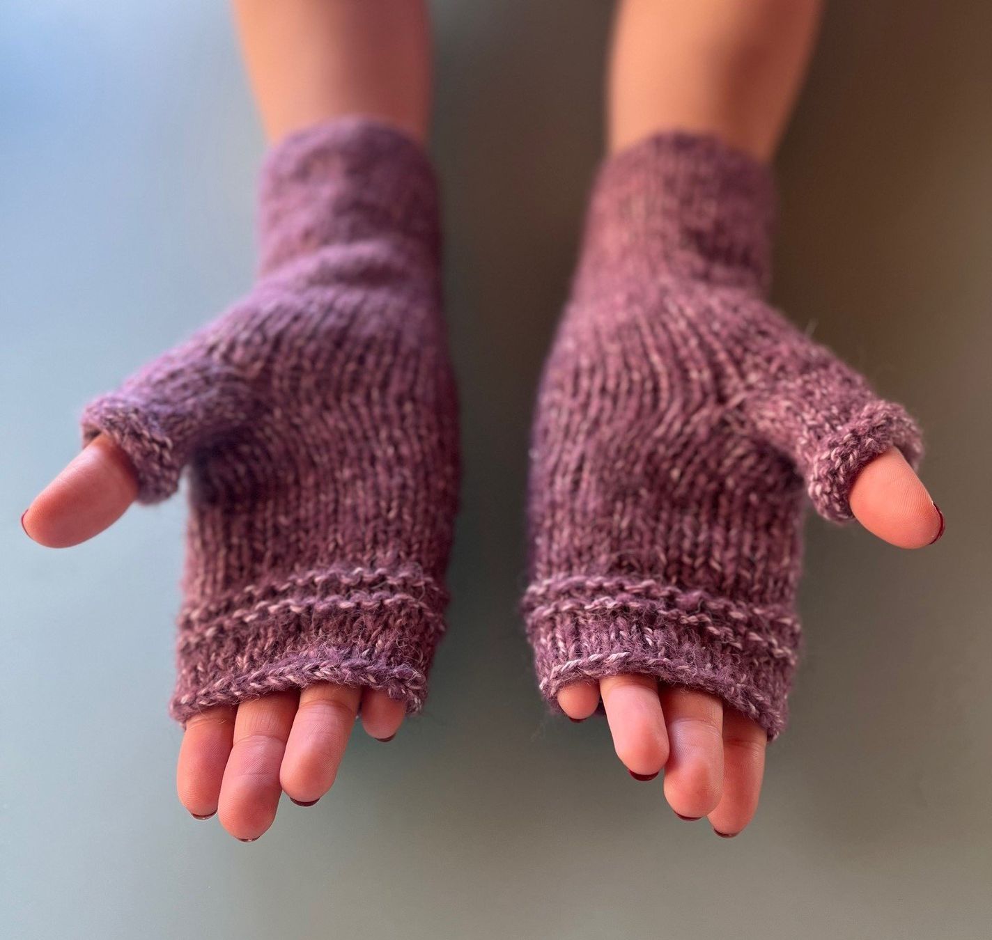 Handschuhe & Handstulpen: Warme, gestrickte Handstulpen, lila, neu – Neu und originalverpackt aus Laufen von flowerfan 3