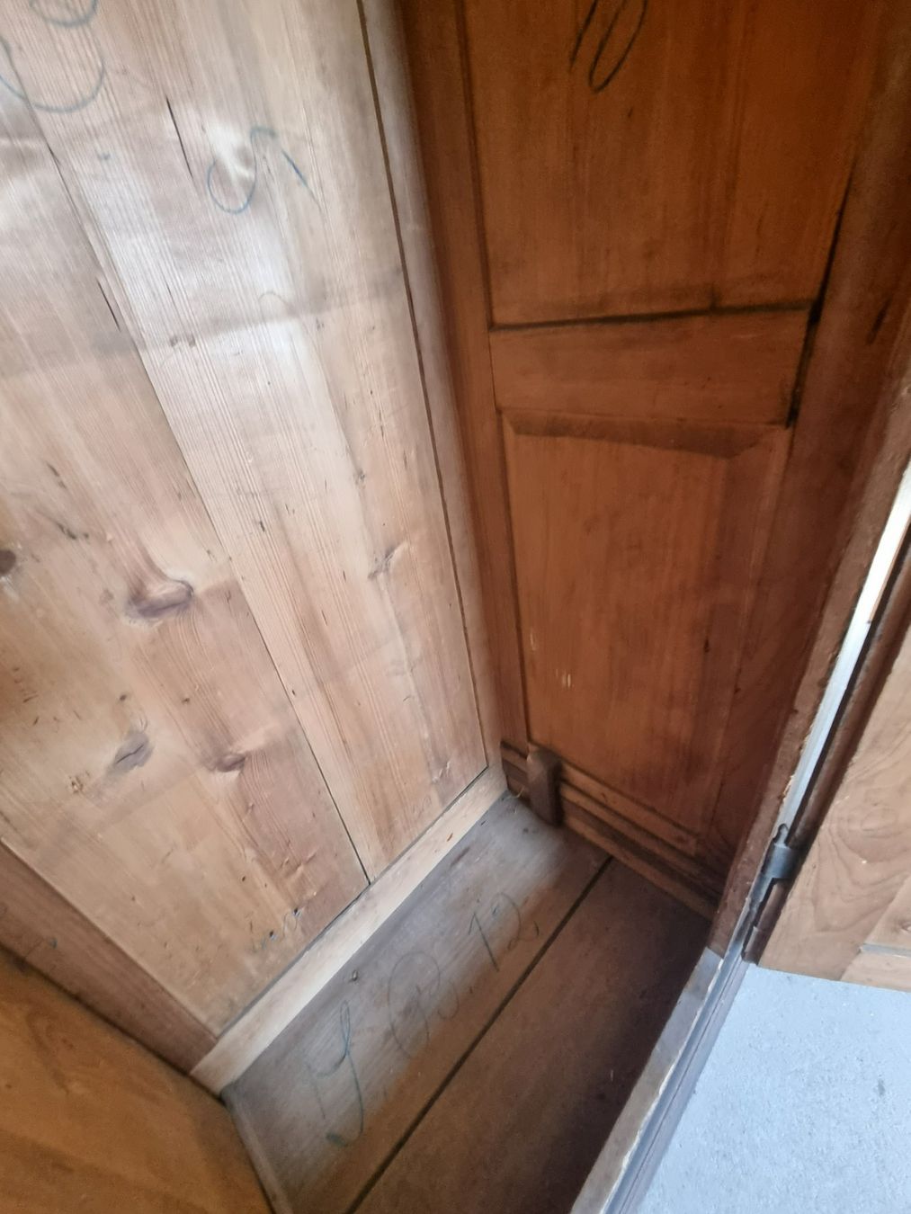 Armadi: Antiker Schrank – Usato da Rheinklingen venduto da Weinberg14 2