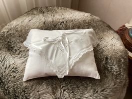 Eleganter alter weißer Kissenbezug aus feinstem Leinen