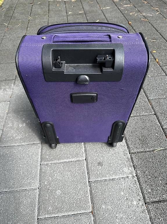 Reisekoffer: Violetter Rollkoffer (Handgriff defekt) – Gebraucht aus Goldau von mic_m6k9 3