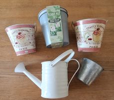 Dekoreimer/Blumenübertöpfe mit Giesskanne
