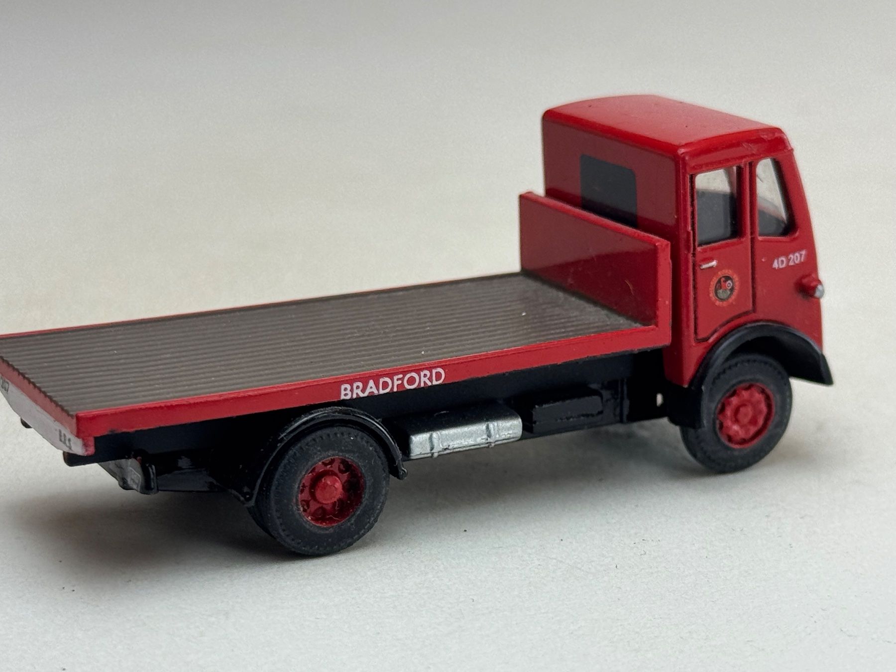 Modellautos: EB- LKW mit Flachpritsche Bradford rot – Gebraucht aus Elm von Wikmtz 1