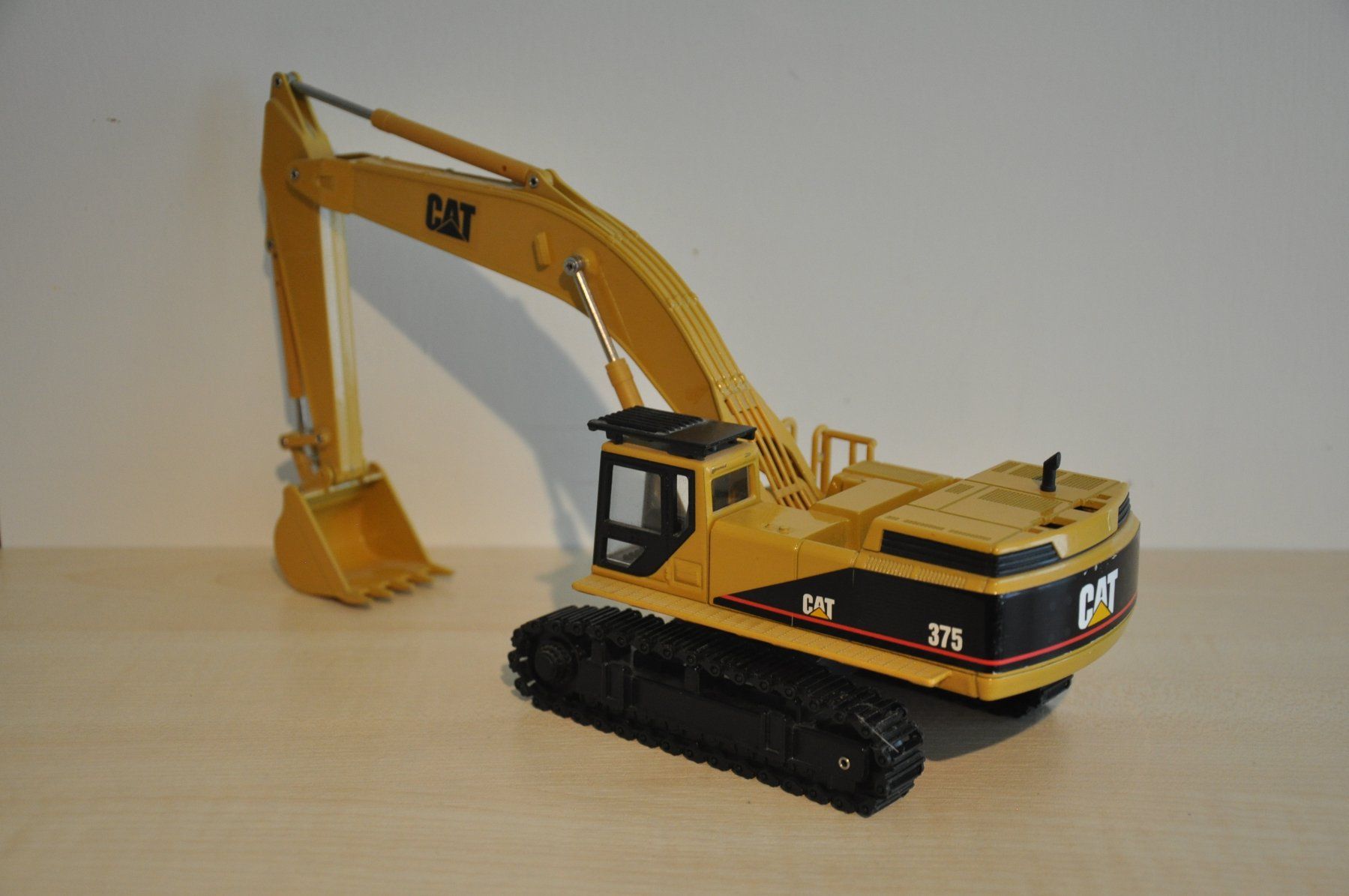 Joal Kit di modellismo & Modellini statici: CAT 375 Raupenbagger – Usato da Mitlödi venduto da worker04 1