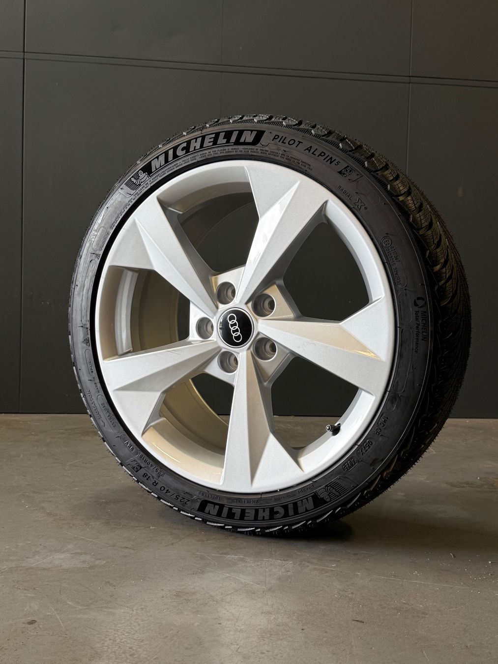 Audi Pneumatici & Ruote complete: Originale Audi A3/S3 8Y Winterräder Neu 18zoll – Nuovo e nell'imballaggio originale da Gerlafingen venduto da Pneu-Puric 3