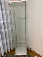 Weisse Glasvitrine mit 4 Ablageflächen - sehr guter Zustand