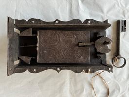 Antikes Schloss, datiert 1600, geschmiedet mit Schlüssel