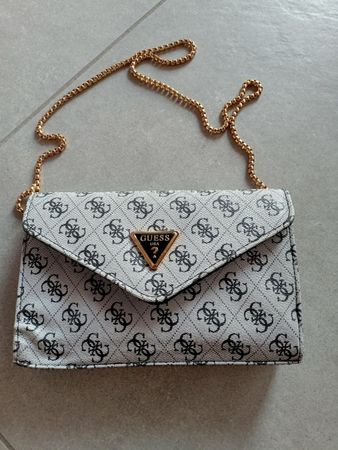 Guess Clutch mit Kette Logo Print beige/schwarz guter Zustan