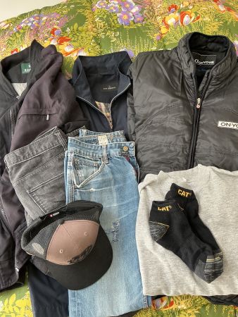 Herrenkleider für Feld und Stallarbeiten und 3 Jacken