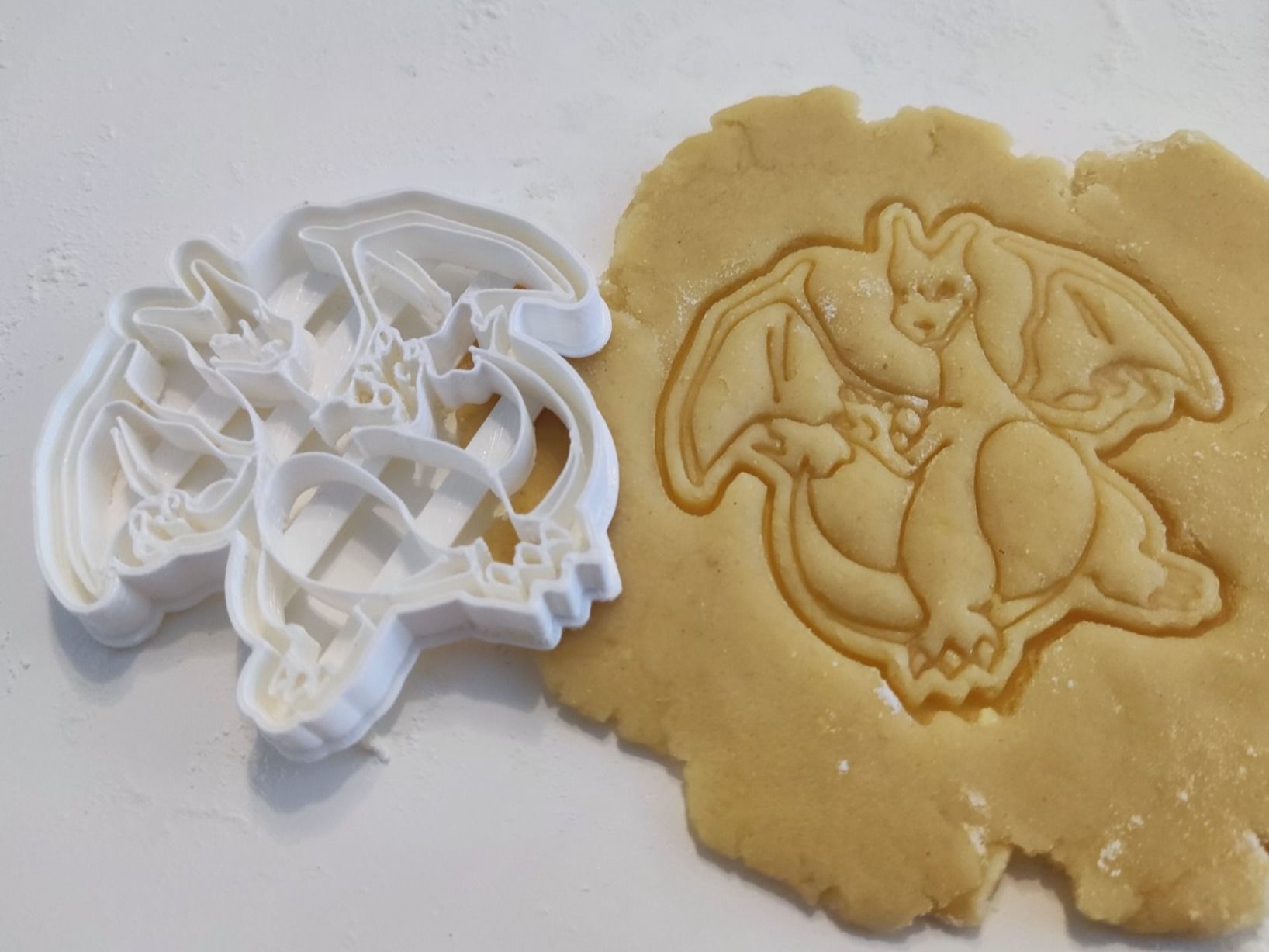 Teglie da forno: Pokemon Glurak / Charizard Ausstechform Guetzliausstecher – Nuovo e nell'imballaggio originale da Büren SO venduto da Asadn