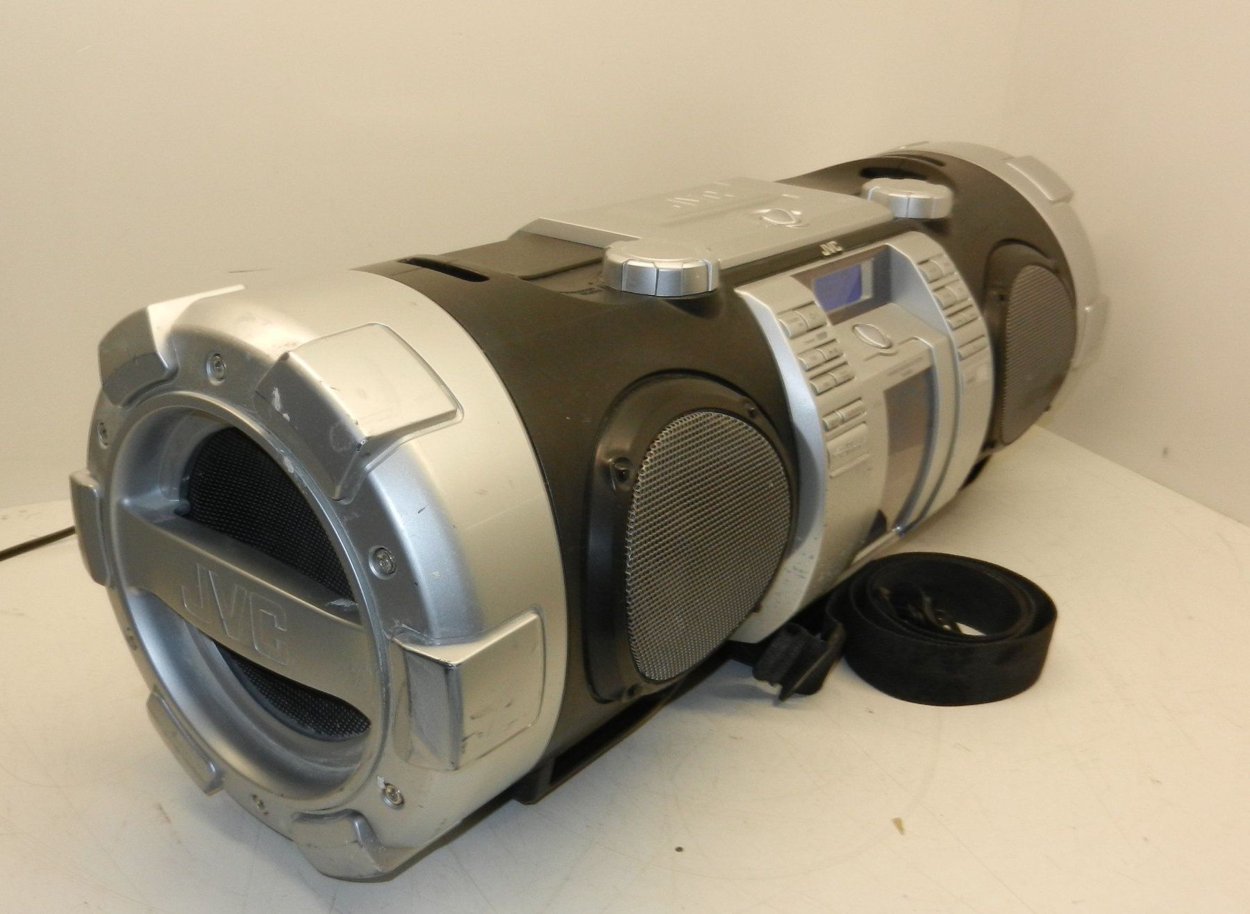 JVC Tragbarer Mediaplayer: JVC BoomBlaster RV-NB50 mit IPod – Gebraucht aus Männedorf von livesteam 7
