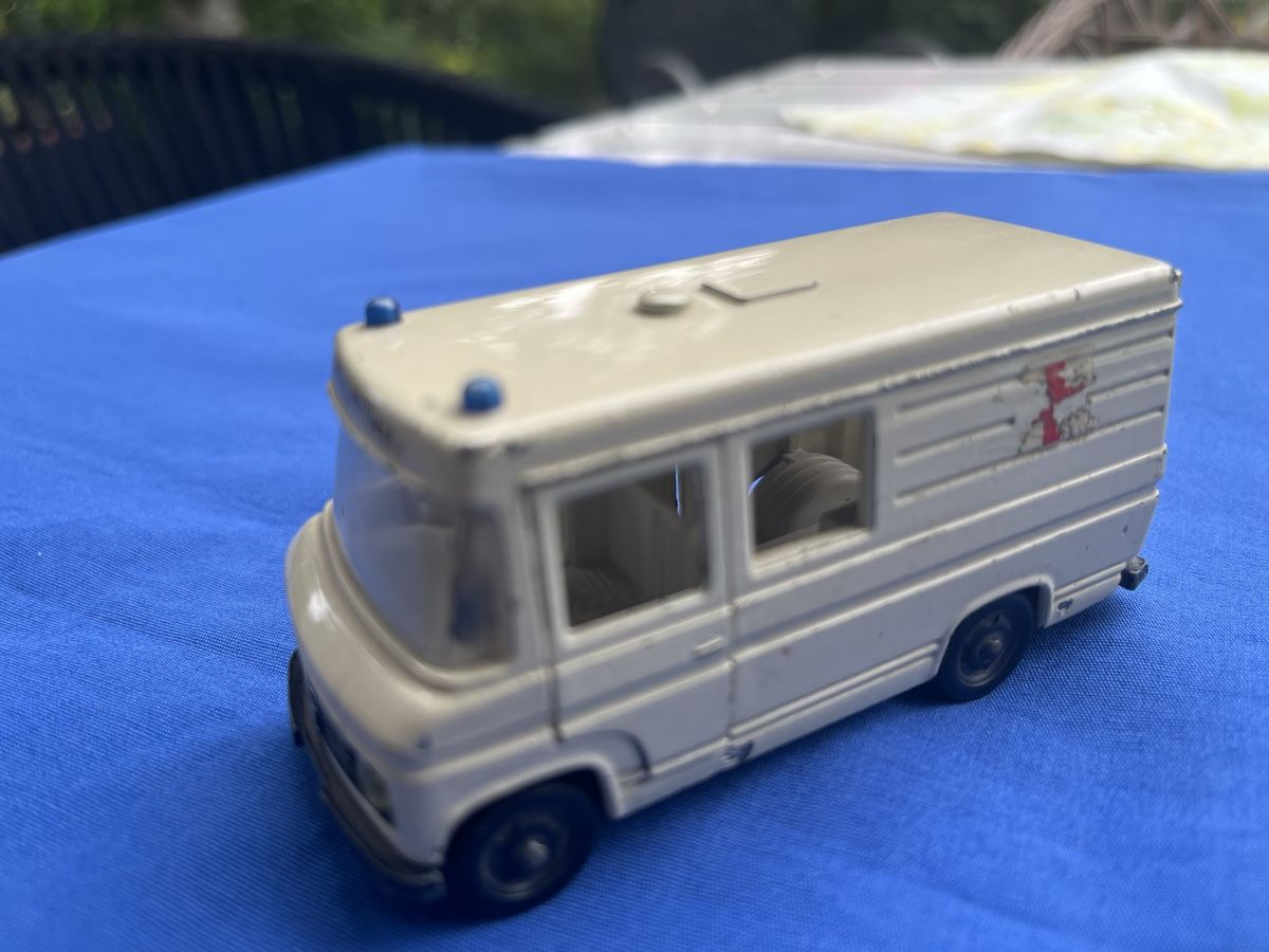 Siku Modellautos: Siku Binz Rettungswagen V 92  – Gebraucht aus Romanshorn von Apfelschuss
