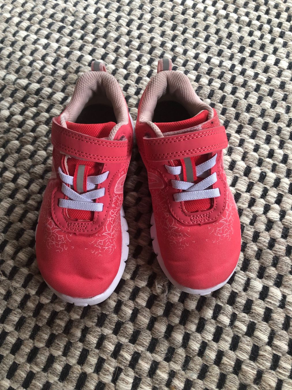 Decathlon Scarpe per ragazzi: Leichte Turnschuhe Gr. 27 – Usato da Adligenswil venduto da Jung83