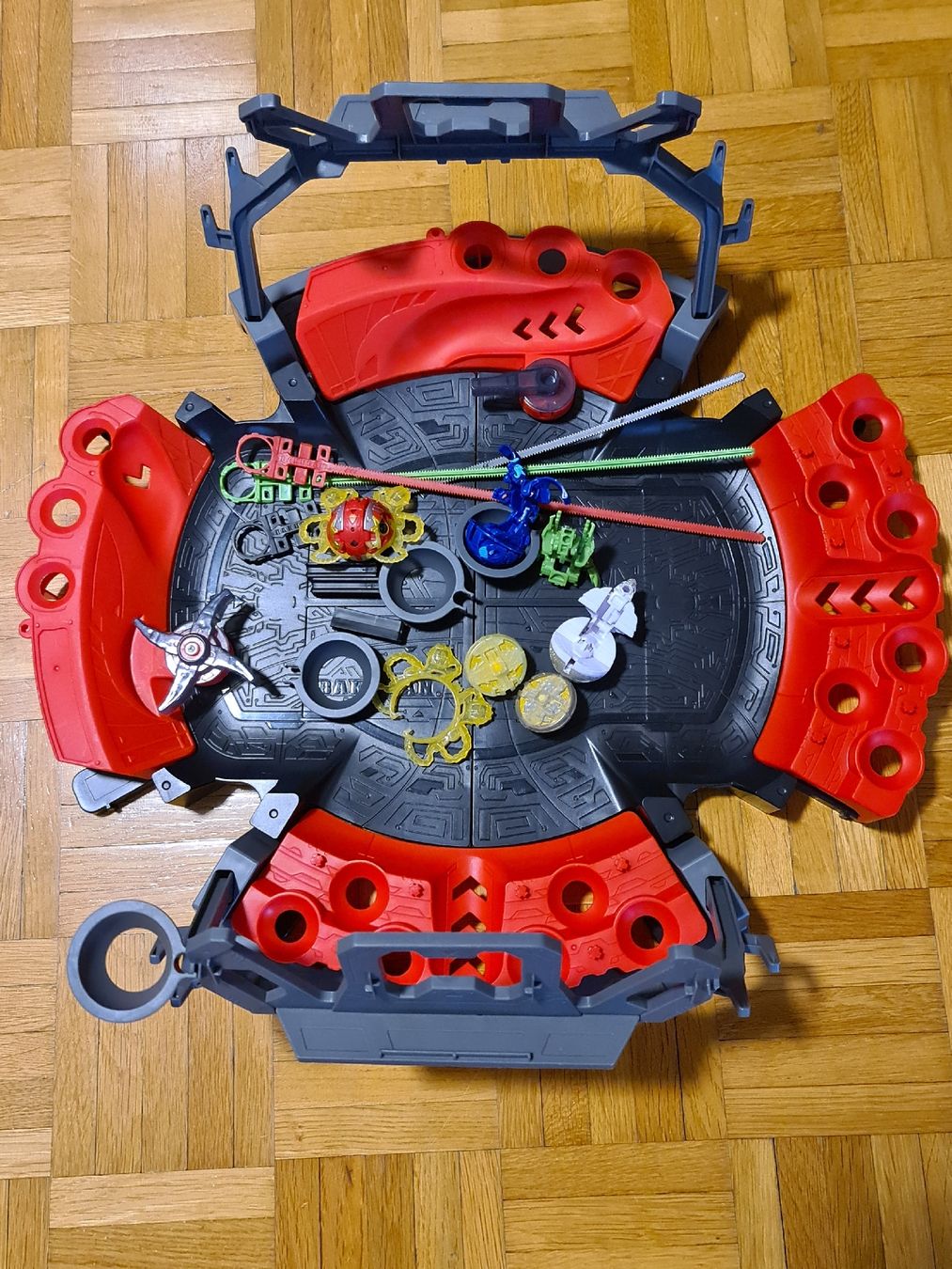 Spielzeuge: Bakugan Battle Arena mit Figuren  – Gebraucht aus Thun von erh_fs86