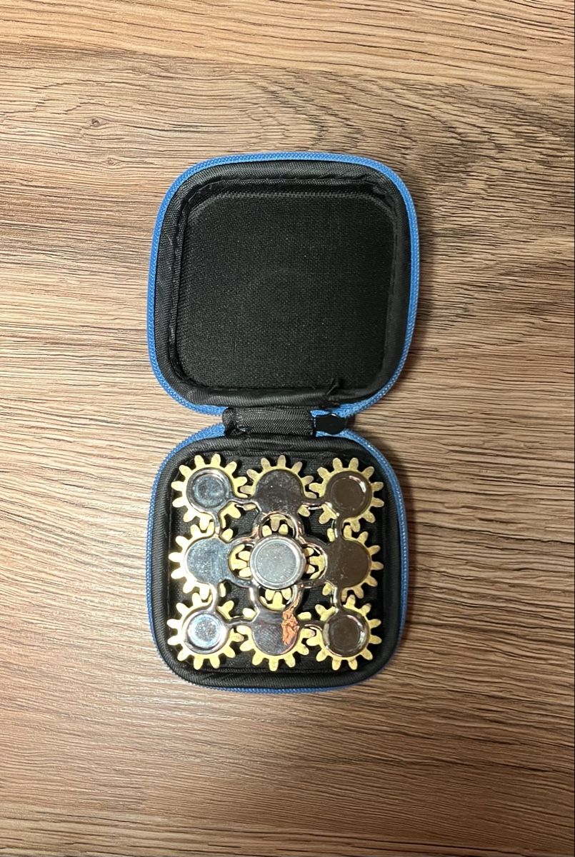 Spielzeuge: Fidget Spinner mit Zahnrädern – Gebraucht aus Embrach von val_z9gt