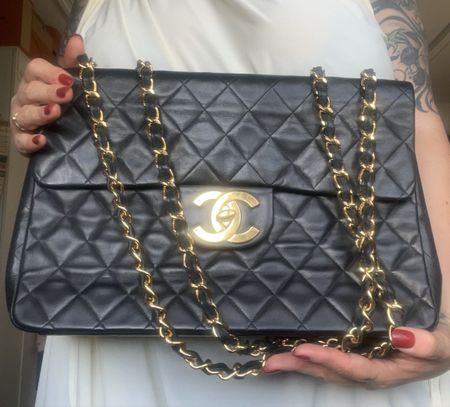 Schwarze Chanel Classic Maxi