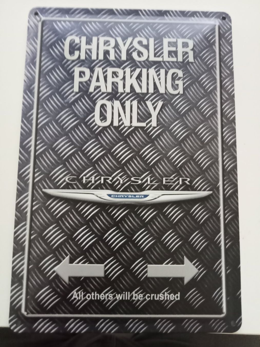 Insegne: Metallic Blechschild-CHRYSLER-PARKING ONLY – Nuovo e nell'imballaggio originale da Rupperswil venduto da big-one-sale