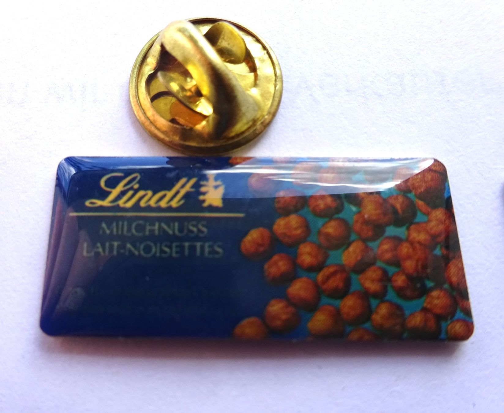 Plaketten & Abzeichen: Pin Schokolade Lindt  Nuss Milch – Gebraucht aus Utzenstorf von BUtter81