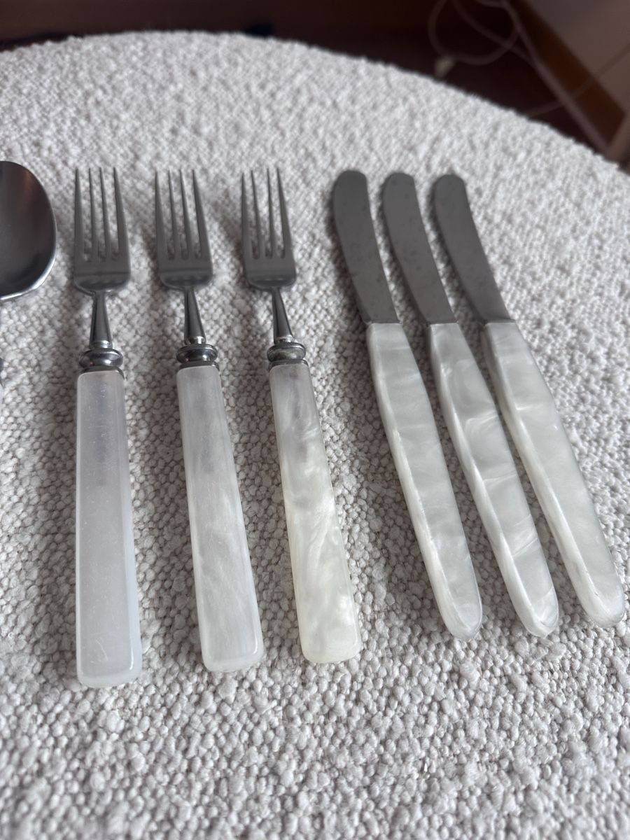 Set di posate: Besteck Set weiss mit Perlmutt Optik 9 teilig – Usato da Baden venduto da Marytumby 2