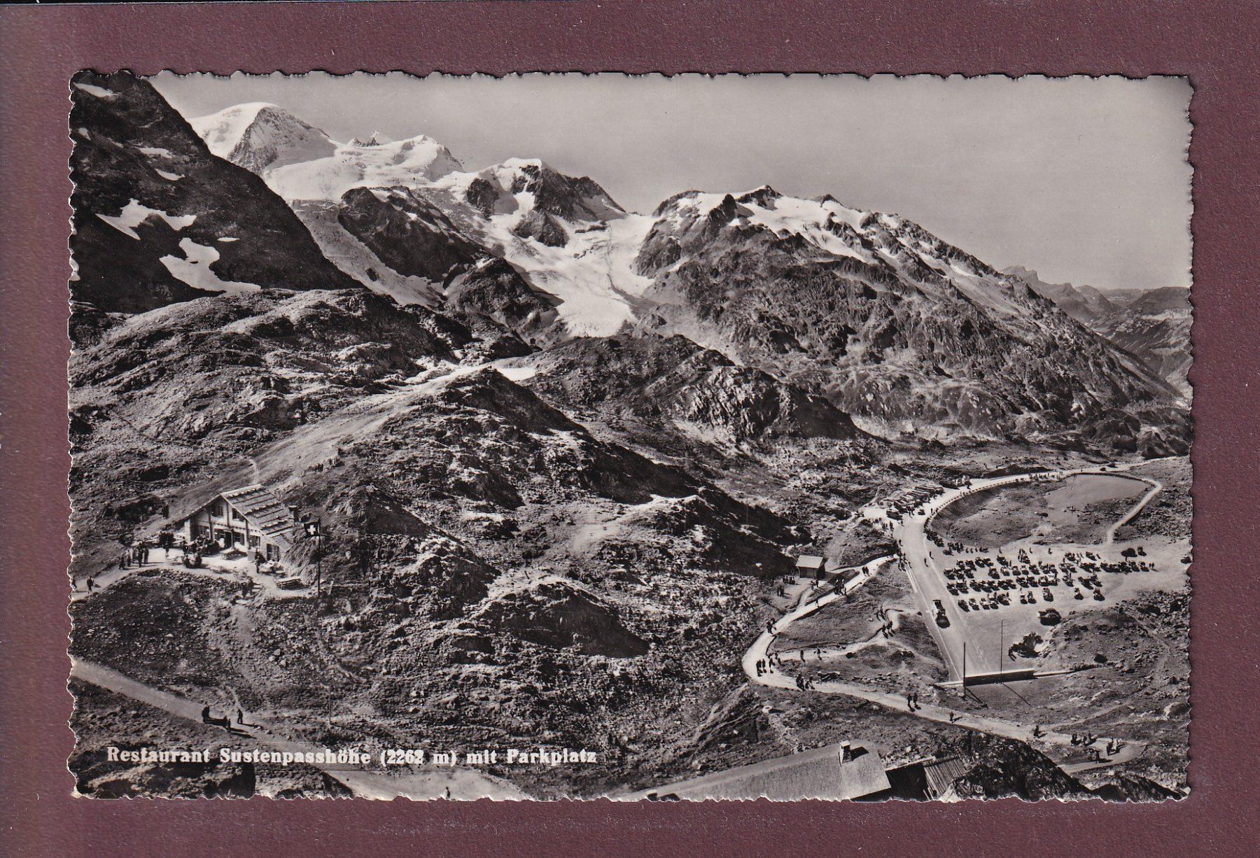 Cartoline postali: Restaurant SUSTENPASS-HÖHE - Parkplatz - 1952 – Usato da Pully venduto da nicecards