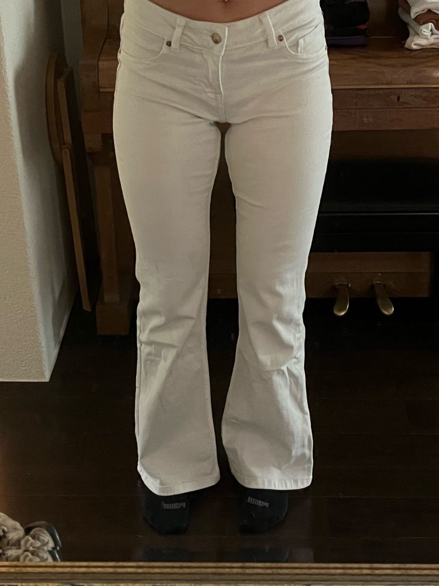 H&M Jeans: Schöne weisse flared Jeans – Neuf (Voir description) à Unterentfelden par ame_tf2n