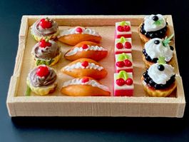 Patisseries auf Tablett f/Puppenstuben. Handarb./GB. NP 28.0