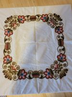 Superbe nappe en lin faite main, brodée avec fil de laine.