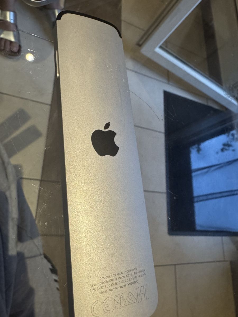 Apple Télécommandes: Télécommande Apple Siri Remote 2ème génération argent – D'occasion à Biel/Bienne par Baol1 2