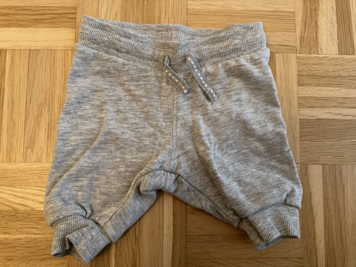 Hosen: H&M Baby Jogginghose, Grösse 56, Grau – Gebraucht aus St. Gallen von kara_24