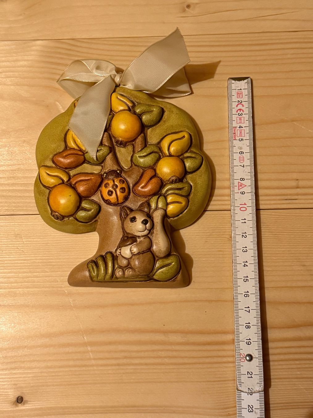 Tutte le decorazioni: Thun Wanddeko Eichhörnchen Herbst-Baum, neuwertig! – Nuovo (secondo la descrizione) da Oberegg venduto da Alepokemon 1