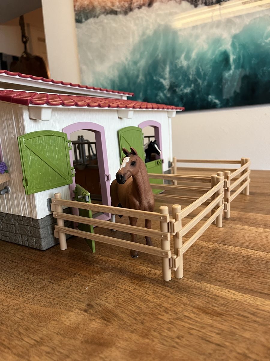 Schleich Spielzeuge: Schleichstall mit Pferden und Zubehör – Gebraucht aus Weesen von D0101D 3