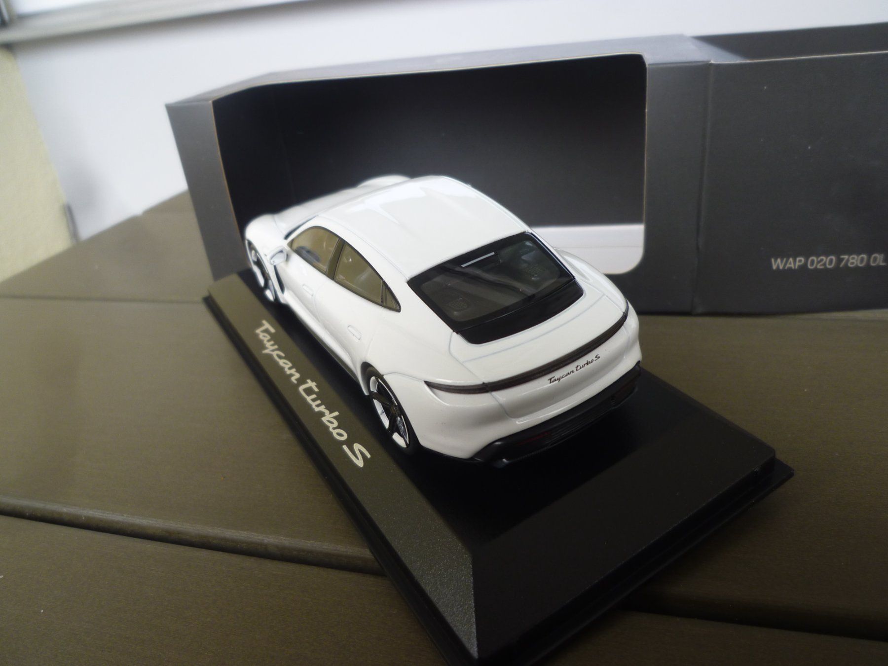Porsche Modellini d'auto: Porsche Taycan Turbo S – Nuovo e nell'imballaggio originale da Flawil venduto da Imperiosud 3