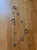 Collier argenté avec multiples anneaux. Longueur: 80cm