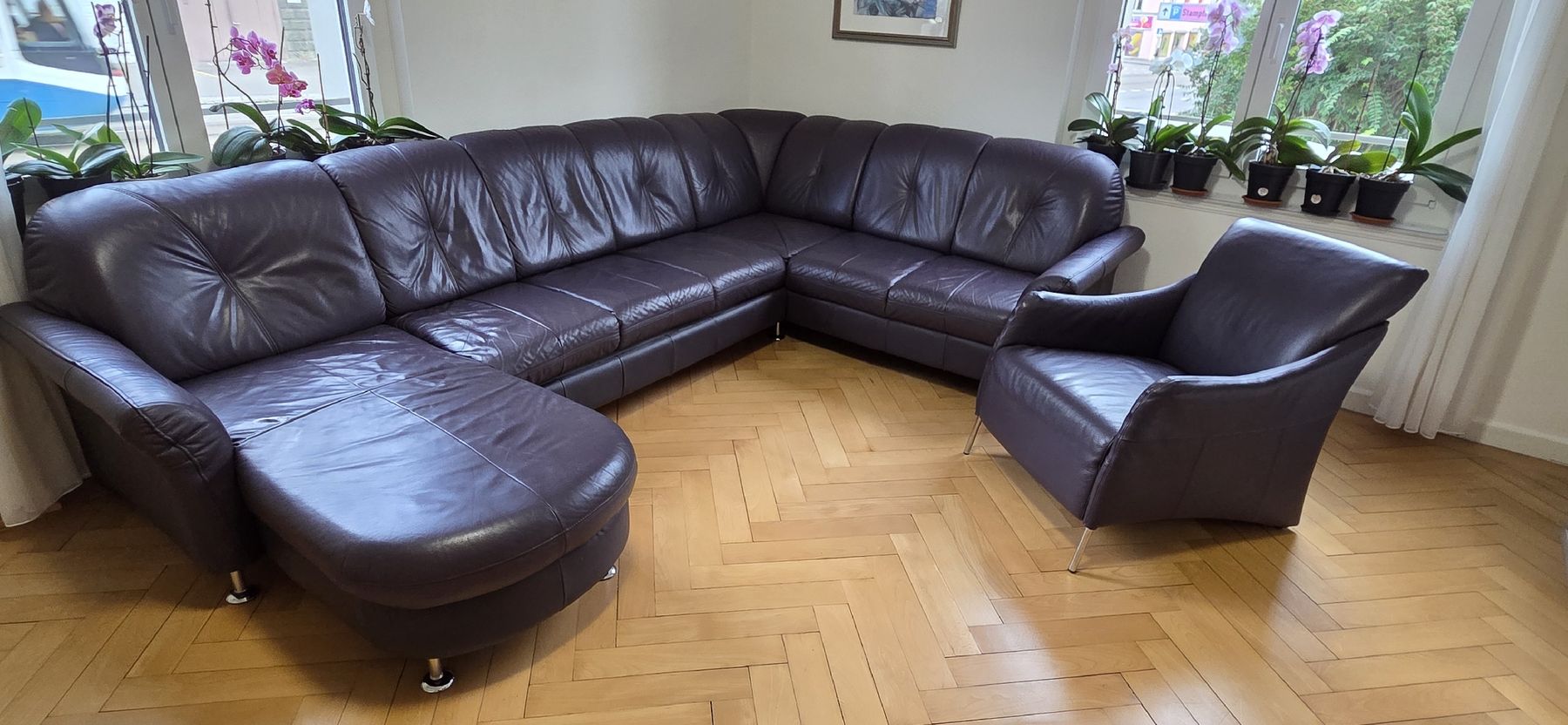 Sofas: Ledersofa, Farbe aubergine – D'occasion à Zürich par Aljode