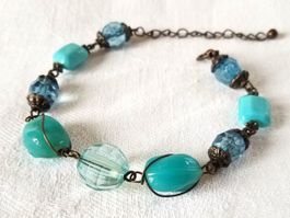 Türkis farbenes Armband mit alten Glassteinen