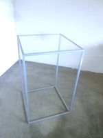 Beistelltisch aus verzinktem Metall mit Plexiglasplatte