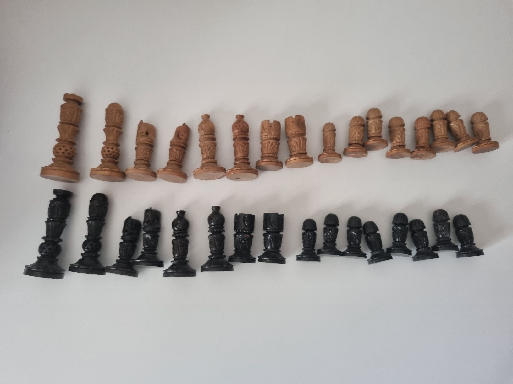 Spiele: Schachfiguren Set Holz geschnitzt 32 Teile – Gebraucht aus Chur von Beimirhates