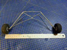 Fahrwerk mit Rädern Modellbau leicht gebraucht Länge 29cm