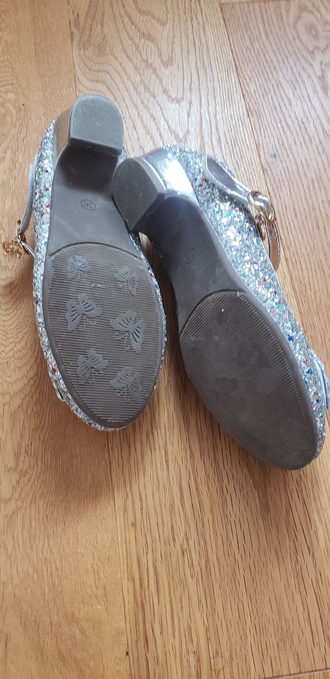 Scarpe per ragazze: Silberne Mädchen Schuhe, Grösse 36 festlich, Glitzer! – Usato da Roggliswil venduto da buechi82 1