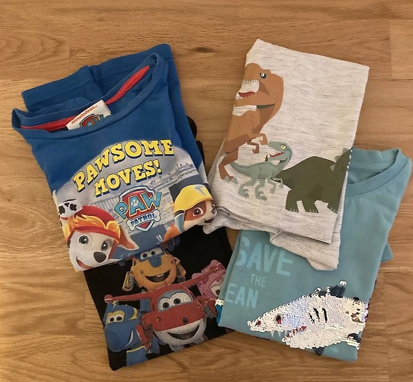 Lotti & Set di vestiti: 4 T-Shirts Baumwolle, Gr. 104/110 – Usato da Binningen venduto da Douglas.Q