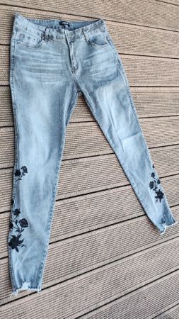 Pantalon jeans broderies fleurs noires WOMEN ONLY