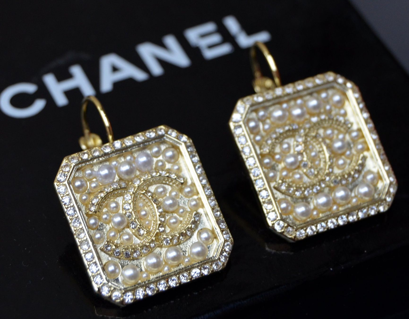 Chanel Orecchini pendenti & Orecchini a lobo: Chanel Ohrringe / boucles d'oreilles – Usato da Collonges venduto da Auganien 1